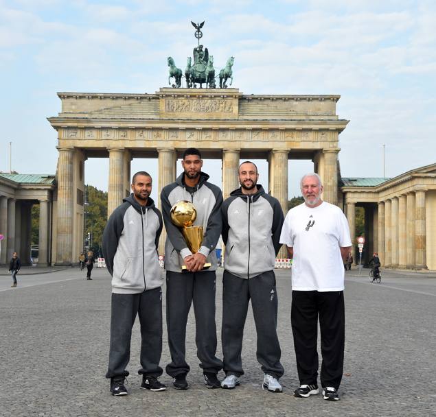Tony Parker, Tim Duncan, Manu Ginobili e Gregg Popovich dei San Antonio Spurs posano per una foto davanti alla porta di Brandeburgo a Berlino 